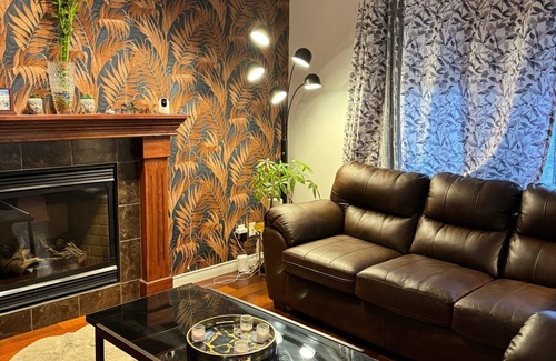 Evanston House | The Cozy 3 bedroom House + 2 Living Rooms +Game Room+2.5 Bath+ Central Heat & AC