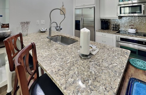 Galveston Condo | The Cozy Corner | Dual Beach & Pool Views