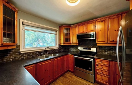 Richmond Hill House | The Cozy Crescent Comforts Stay