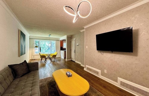 Richmond Hill House | The Cozy Crescent Comforts Stay