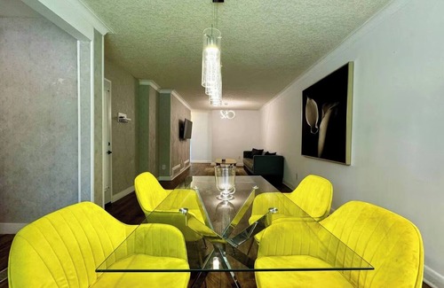 Richmond Hill House | The Cozy Crescent Comforts Stay