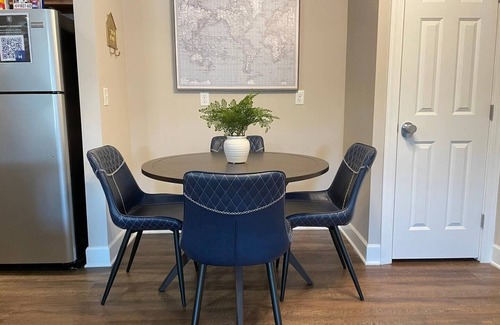 Westerville Apartment | The Cozy Queen's Flat | No Steps | Washer/Dryer!