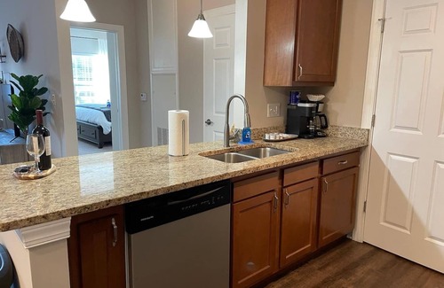 Westerville Apartment | The Cozy Queen's Flat | No Steps | Washer/Dryer!