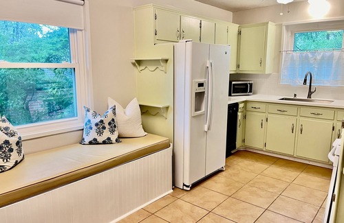 Crestwood South House | The Crestwood Cottage - Sleeps 9; Fully Fenced Backyard