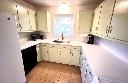 Crestwood South House | The Crestwood Cottage - Sleeps 9; Fully Fenced Backyard