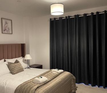 Harlow Apartment | The Crimsons, Edinburgh way Harlow