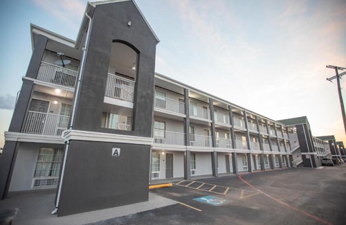 Irving Hotel | The Crossroads Hotel and Suites Irving