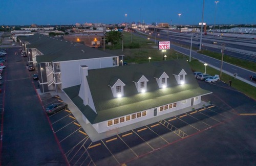 Irving Hotel | The Crossroads Hotel and Suites Irving