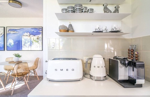 Crows Nest Apartment | 'The Crows Nest' - Stylish & Chic, North Sydney