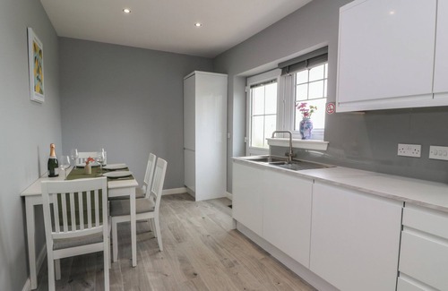 Airdrie Cottage | THE DAIRY, family friendly, with hot tub in Caldercruix