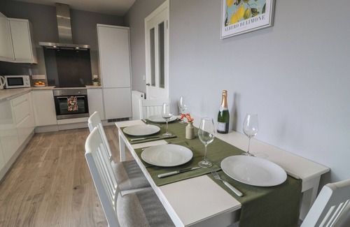 Airdrie Cottage | THE DAIRY, family friendly, with hot tub in Caldercruix