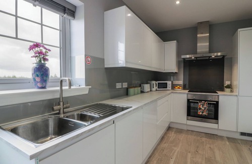 Airdrie Cottage | THE DAIRY, family friendly, with hot tub in Caldercruix