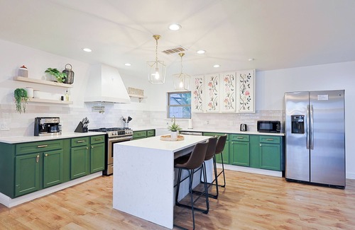 Northwest Dallas Bed & Breakfast | The Dallas Hub- Close to Food, Fun & Attractions!