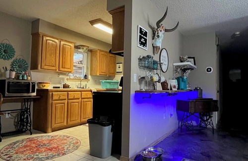 Hoyt House | The Dam Lakehouse -Beautiful 3-bedroom home 1/2 mile from Lake Eufaula Dam
