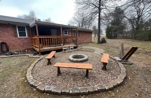 Hoyt House | The Dam Lakehouse -Beautiful 3-bedroom home 1/2 mile from Lake Eufaula Dam