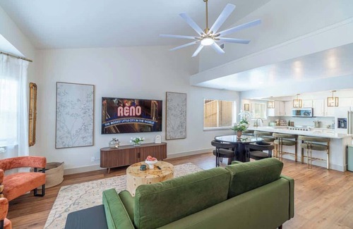 Northeast Reno House | The Deco Retreat - UNR - Pet Friendly