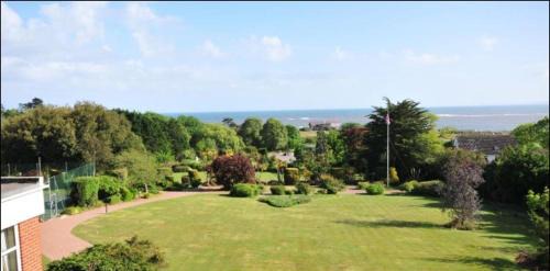 Exmouth Bed & Breakfast | The Devoncourt Resort