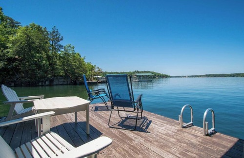 Crane Hill Apartment | The Dock Suite at Smith Lake, Alabama