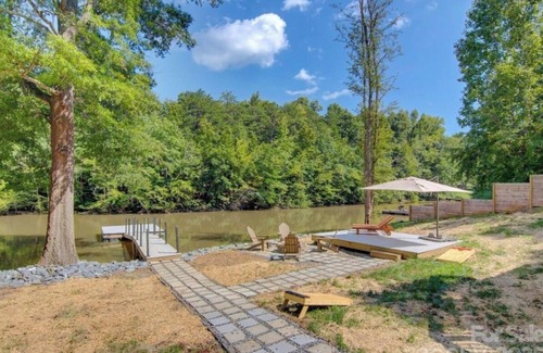 Southmont House | The Dodecagon Retreat on High Rock Lake