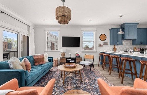 East Nashville House | The Dolly House ♔Vintage Dolly♔Nashville♫Mins To BROADWAY!★9 Beds♥Sleeps 12♥