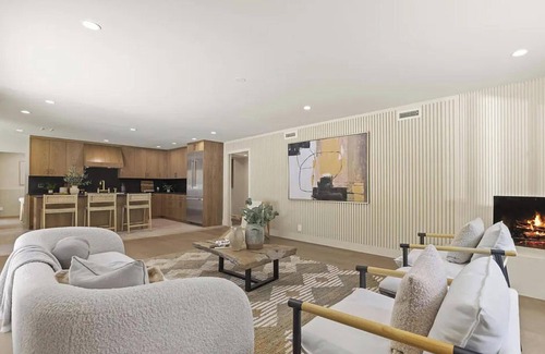 Studio City House | The Dona Modern: Prime Studio City Location with Indoor-Outdoor Flow