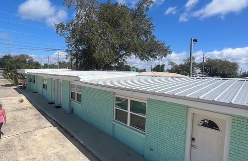 Parker House | The East Bay Inn Room 2 - Cozy hotel in brilliant Panama City with AC, WiFi