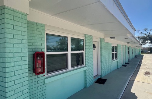 Parker House | The East Bay Inn Room 2 - Cozy hotel in brilliant Panama City with AC, WiFi