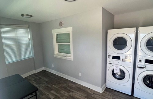 Parker House | The East Bay Inn Room 2 - Cozy hotel in brilliant Panama City with AC, WiFi