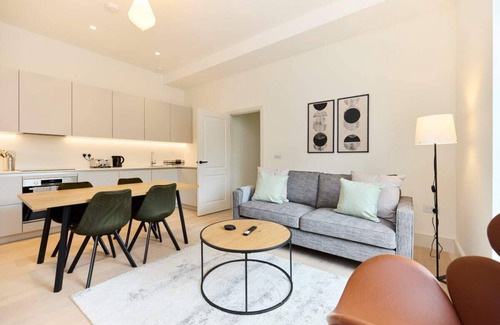 St. Dunstan's Apartment | The East London Mile Crib - Bright 2bdr Flat