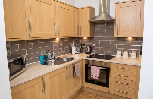Edgbaston Apartment | THE EMERALD SUITE, LUXURY STUDIO- THE JEWELLERY SUITES, BIRMINGHAM