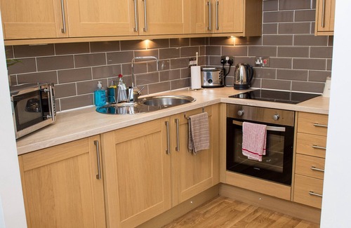 Edgbaston Apartment | THE EMERALD SUITE, LUXURY STUDIO- THE JEWELLERY SUITES, BIRMINGHAM