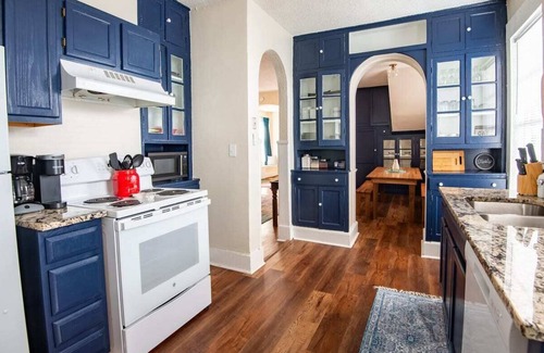 Glen Iris House | The Enchanter at Glen Iris-Sleeps 14 -Serene Stays