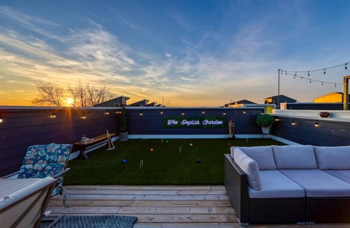 Talbot's Corner Villa | The English Garden near Downtown & Broadway 12Beds