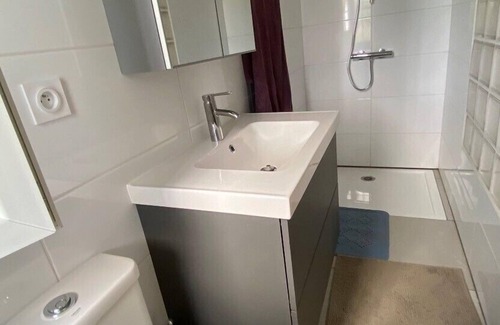 Puisserguier Apartment | The esplanade, apartment in the city center in a quiet area