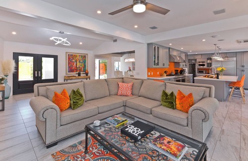 Little Tuscany House | The Estate - As Seen on Emmy Winning CBS Show, Staycation. - Walk to everything!