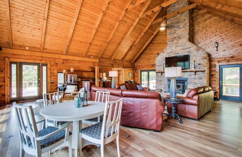Baxter Ski Chalet | The FadeAway Lodge Center Hill Lake
