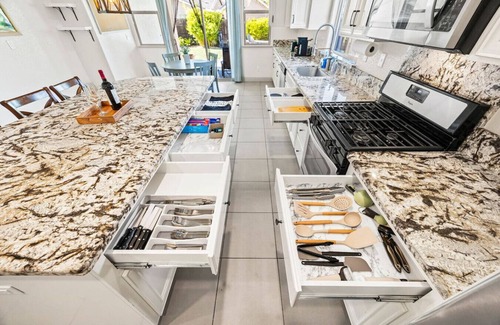 Roseville House | The Fiddyment Roost – Farmhouse w/Hot Tub & Firepit