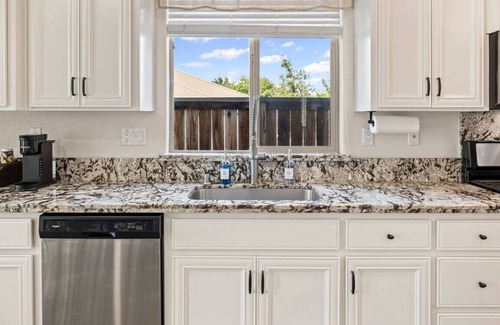 Roseville House | The Fiddyment Roost – Farmhouse w/Hot Tub & Firepit