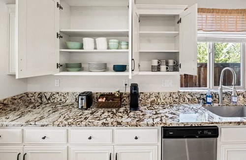 Roseville House | The Fiddyment Roost – Farmhouse w/Hot Tub & Firepit