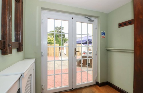 Wisbech House | THE FIVE BELLS INN, character holiday cottage, with hot tub in Upwell