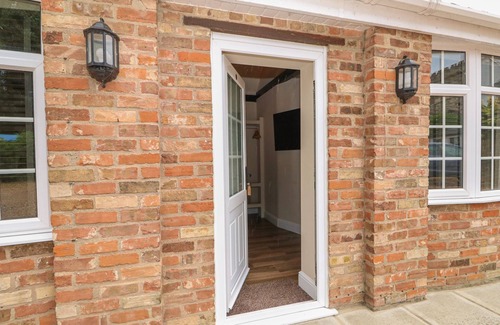 Wisbech House | THE FIVE BELLS INN, character holiday cottage, with hot tub in Upwell