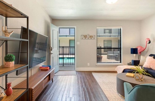 Highland Park West Apartment | The Flamingo 103 l No Service Fees Pool 65 TV