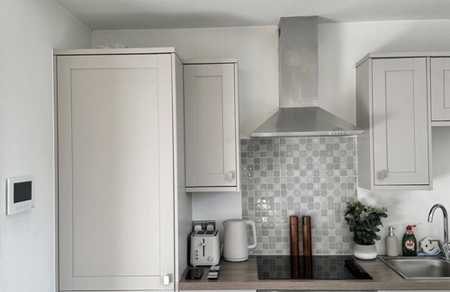 Offerton Apartment | The Florist | Close Hospitals/Station | 2x Parking