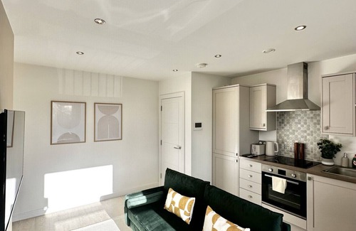 Offerton Apartment | The Florist | Close Hospitals/Station | 2x Parking