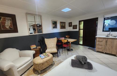 Kingsview Apartment | The Forage Box - Artist's Studio