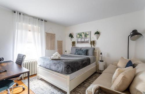 Cove - East Side - Shippan House | The Fred Deluxe 7 BR by I95 Train HarborVw Beach