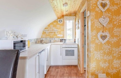 Newton Stewart Cabin | The Galloway Steading- The Beehive couples retreat cabin with Hot tub