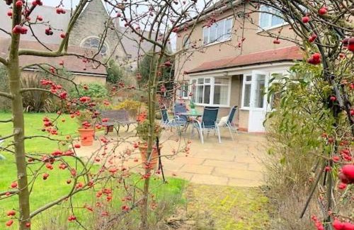 Muston House | The Garden Apartment - Beautiful spacious garden apartment with two bedrooms and two parking spaces