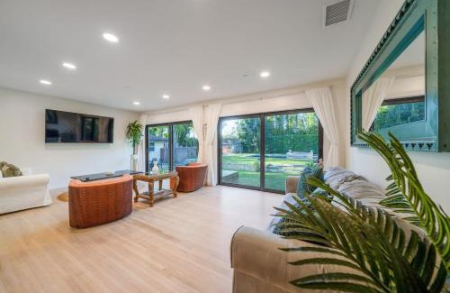 Homestead House | The Garden House Hot Tub Pool and Lush Garden Oasis