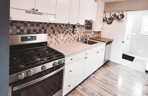 Montgomery Apartment | The Gateway - Central House Family Yard Firepit